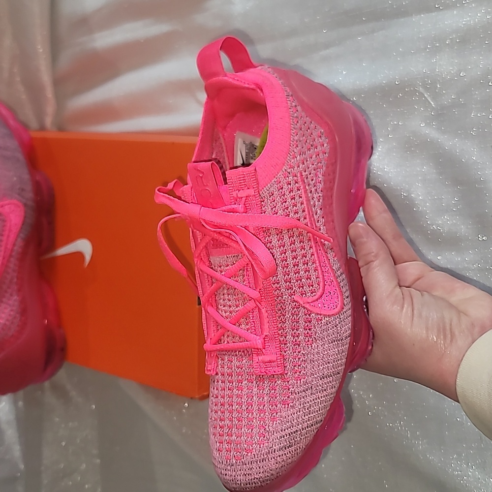 Womans Air Vapormax 2021 size 6 NWT - Picture 2 of 9